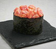 Острые суши с тунцом