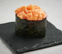 Острые суши с лососем