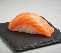 Суши с лососем