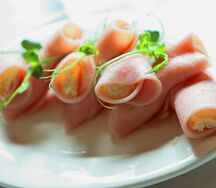 Рулетики из ветчины с сырным муссом