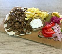 Шаурма из телятины на тарелке