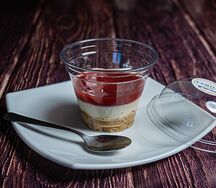 Гранола с финиками, кешью кремом и клубничным компотэ