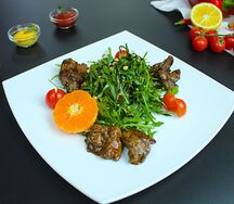 Теплый салат руккола с куриной печенью