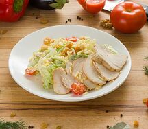 Салат Цезарь с курицей