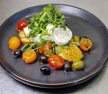 Овощной салат с моцареллой