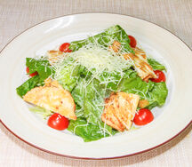 Салат Цезарь с курицей