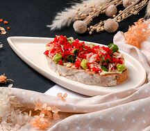 Брускетта с камчатским крабом