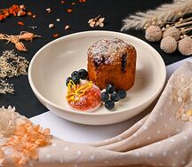Шарлотка сливовая с фисташкой и голубикой
