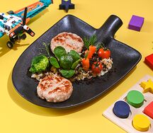 Куриные котлетки с картофельным пюре и овощами