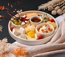 Ассорти сыров, желе из инжира, малиновая пастила с рикоттой, сырное фондю