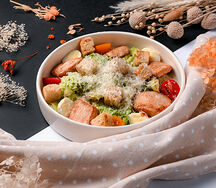 Салат Романо с куриной грудкой, гренками и томатами
