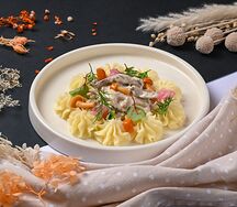 Бефстроганов с сезонными грибами и картофельным пюре