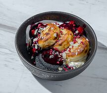 Сырники со сметаной и ягодным конфи