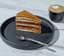 Медовик с клюквой