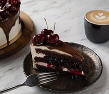 Шоколадный торт с ягодным конфи