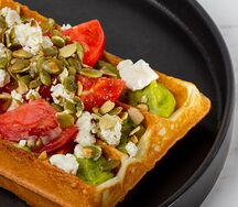 Вафли с авокадо смэш и томатами