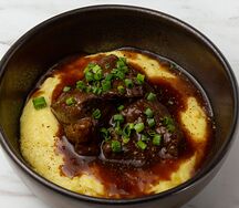 Говяжьи щечки в винном соусе с картофельным пюрэ