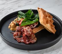 Бельгийские вафли со скрэмблом и беконом