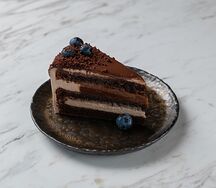 Шоколадный торт с маракуйей