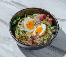 Овсянка с сыром, зеленью, яйцом и беконом