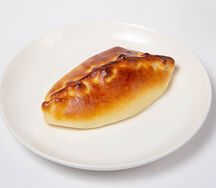 Печёный пирожок с зелёным луком и яйцом