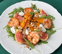 Салат с инжиром, карамелизированной тыквой, козьим сыром и эфирным маслом кардамона