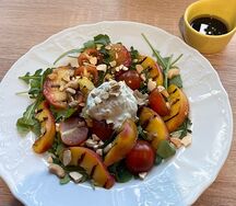 Салат с персиками - гриль, томатами и страчателлой