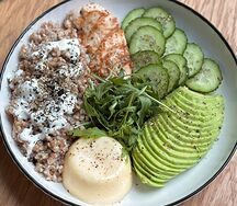 Сливочная гречка с куриным филе, авокадо и омлетом без глютена