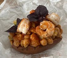 Запеченный батат с овощным карри и креветками без глютена