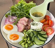 Салат с тунцом, бобами эдамаме и яйцом