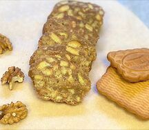 Шоколадная колбаса с печеньем и орехами