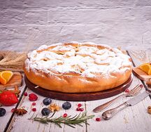Сдобный пирог с яблоками и вишней