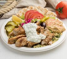 Боул Мезе с куриным шашлычком сувлаки