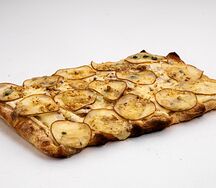 Римская пицца с грушей и сыром