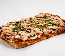 Римская пицца с курицей и грибами