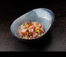 Севиче с тунцом, манго и конопляными семечками
