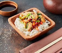 Лапша рисовая с курицей и овощами