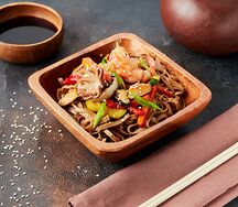 Лапша гречневая с овощами и морепродуктами