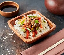 Лапша рисовая со свининой и овощами