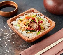 Лапша рисовая с овощами и морепродуктами