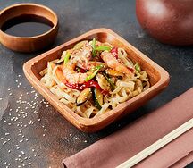 Лапша удон с овощами и морепродуктами