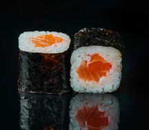 Мини ролл с лососем