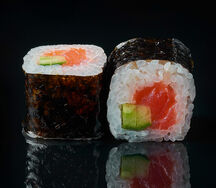 Мини ролл с копченым лососем