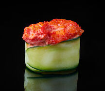 Гункан в огурце с лососем