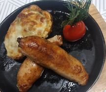 Колбаса, жаренная с жюльеном в картофеле