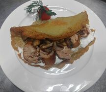 Драник большой с домашней колбасой, грибами и луком