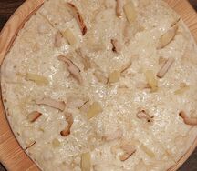 Пицца Гавайская с курицей и ананасами