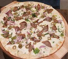 Пицца Оливка с говяжьим языком и чесночным соусом