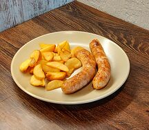 Куриные колбаски с картофельными дольками