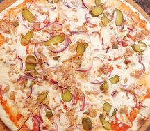 Пицца с тунцом и красным луком